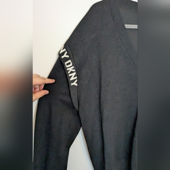 DKNY V neck long sleeve sweater logo shoulder detail black - size M - Picture 3 of 8